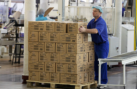 В цеху упаковки готовой продукции на фабрике косметического объединения