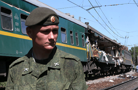 На месте столкновения пассажирского и грузового поездов на перегоне между станциями Бекасово и Наро-Фоминск в Наро-Фоминском районе.