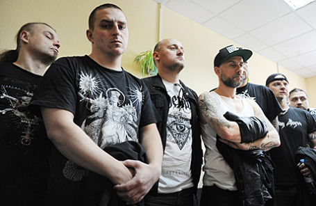 Участники группы Behemoth во время заседания Октябрьского районного суда, где было принято решение о депортации музыкантов с территории России, Екатеринбург, 22 мая 2014.