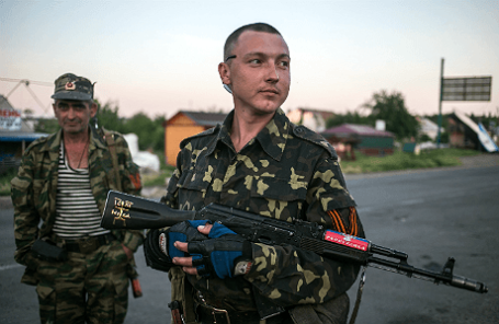 Ополченцы провозглашенной Донецкой народной республики на блокпосту у поселка Семеновка под Славянском.