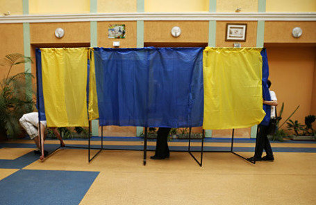 Установка кабин для голосования на избирательном участке в Киеве 24 мая 2014.