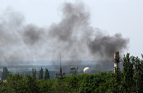 Дым над аэропортом Донецка после его штурма украинской армией.