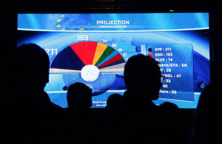 Люди изучают результаты выборов в Европарламент. Брюссель, 25 мая 2014.