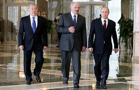 Президент Казахстана Нурсултан Назарбаев, президент Белоруссии Александр Лукашенко и президент России Владимир Путин (слева направо).