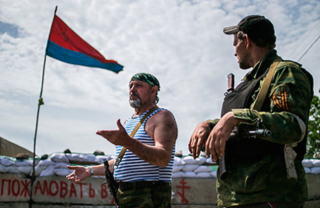 Ополченцы на блокпосту недалеко от Славянска.