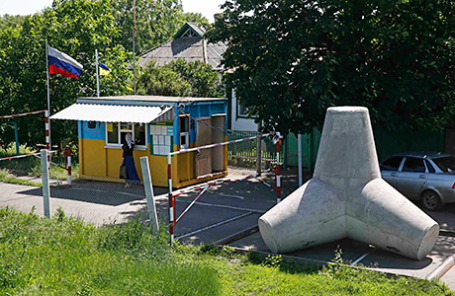 Контрольно-пропускной пункт на украинско-российской границе в районе поселка Успенк в Донецкой области.