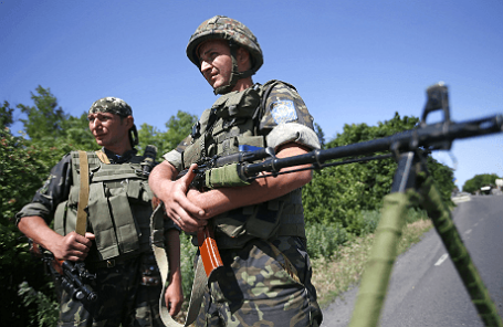 Украинские военные на блокпосту недалеко от города Амвросиевка, Донецкая область.
