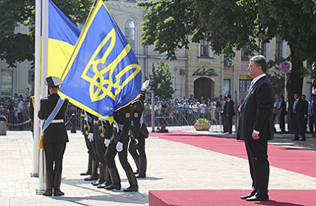 Президент Украины Петр Порошенко на церемонии представления командующих видами Вооруженных Сил Украины и торжественного поднятия флага президента Украины на Софийской площади. Киев, 7 июня 2014.