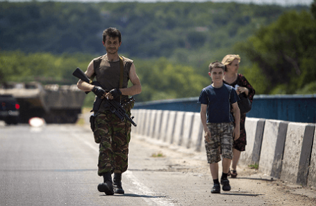Ополченец вместе с семьей недалеко от блокпоста Луганска. 