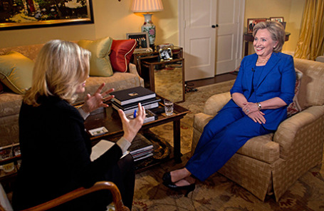 Бывший госсекретарь США Хиллари Клинтон (справа).