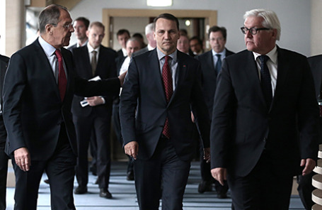 Министр иностранных дел РФ Сергей Лавров, министр иностранных дел Республики Польша Радослав Сикорский и министр иностранных дел ФРГ Франк-Вальтер Штайнмайер (на первом плане слева направо).