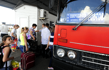 Беженцы на украинско-российской границе на пропускном пограничном пункте «Новошахтинск» в Ростовской области. 