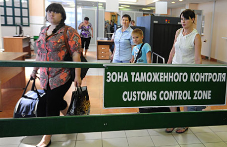 Беженцы на украинско-российской границе на пропускном пограничном пункте «Новошахтинск».