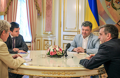Президент Украины Петр Порошенко во время заседания трехсторонней контактной группы по реализации мирного плана на востоке Украины. Киев, 8 июня 2014.