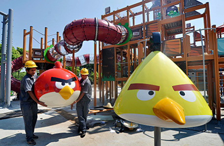 Рабочие устанавливают базы отдыха в тематическом парке Angry Birds в Хайнине, Китай.