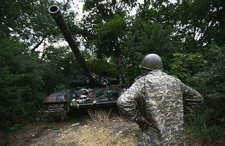 Танк Т-64, захваченный ополченцами во время боя за поселок Металлист.