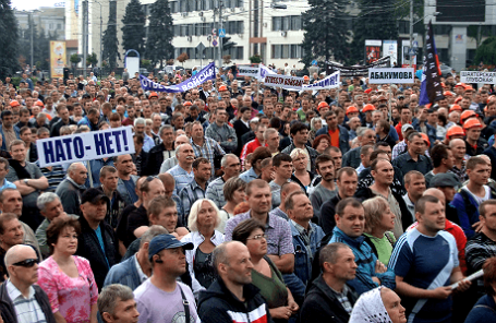 Во время митинга шахтеров и сторонников ДНР на площади Ленина в Донецке.