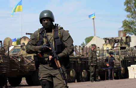 Украинские войска в военном лагере недалеко от города Святогорск в Восточной Украине.