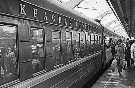 Поезд «Красная стрела» у перрона Московского вокзала, 1996 год.