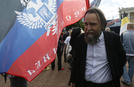 Философ Александр Дугин на митинге в поддержку жителей Донбасса на Суворовской площади в Москве.