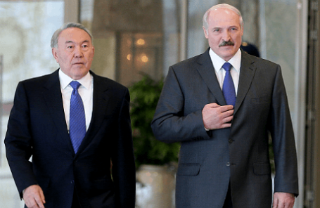 Президент Казахстана Нурсултан Назарбаев и президент Белоруссии Александр Лукашенко (слева направо).