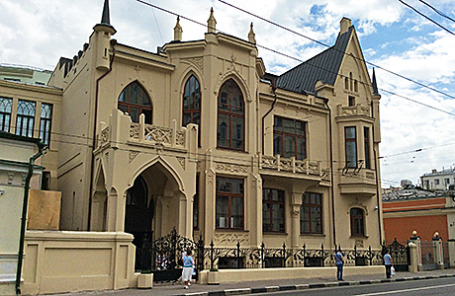 Особняк 1907 г. с оградой.