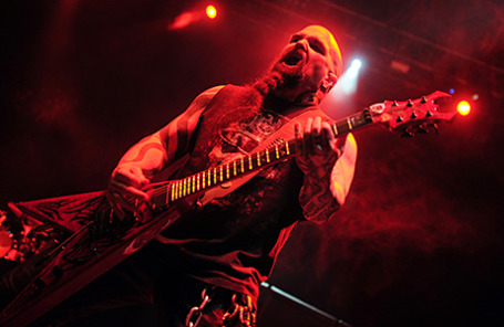 Участник группы «Slayer» Керри Кинг во время выступления в СК «Олимпийский» 2011 год.
