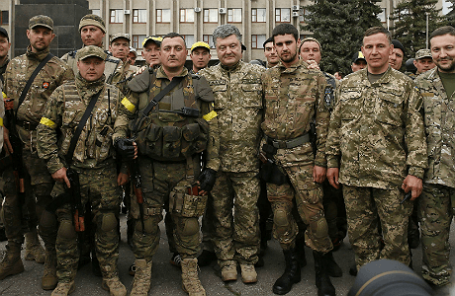 Президент Украины Петр Порошенко в окружении украинских военных в Славянске