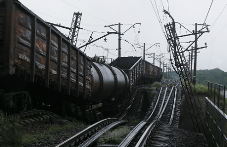 Взорванный железнодорожный мост в Донецкой области