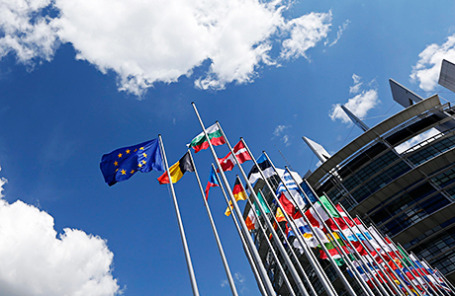 Флаги государств-членов Европейского Союза перед Европейским парламентом в Страсбурге.