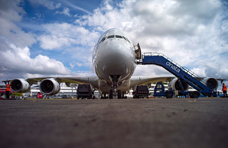Самолет семейства Аэробус A380 на международном ависалоне Фарнборо 2014 в Великобритании.