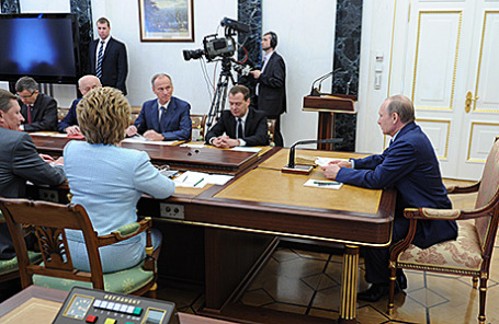 Президент РФ на совещании с членами Совбеза РФ. Москва, 22 июля 2014.