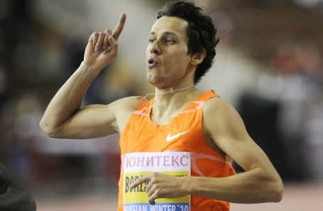 Спортсмен Юрий Борзаковский, победивший в забеге на 600 метров, на международных соревнованиях по легкой атлетике «Русская зима»