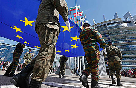 Солдаты Еврокорпуса у здания Европарламента в Страсбурге.