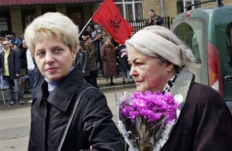 Мать Михаила Ходорковского Марина Ходорковская (справа) у Мещанского суда.