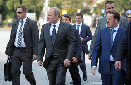 Президент России Владимир Путин (второй слева) и временно исполняющий обязанности губернатора Воронежской области Алексей Гордеев (справа) в аэропорту Воронеж.