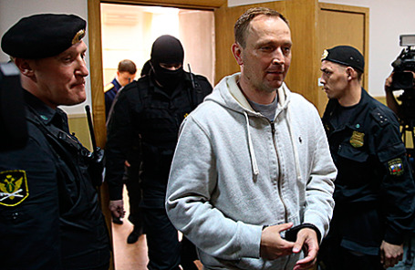 Бывший руководитель Главного управления экономической безопасности и противодействия коррупции МВД России генерал Денис Сугробов (в центре) в Басманном суде.