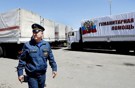 Автоколонна с гуманитарной помощью на границе с Украиной.
