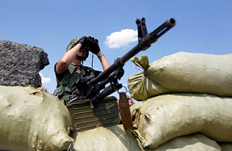 Солдат украинской армии на блокпосту около города Дебальцево.