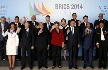 Президент России Владимир Путин (второй слева в нижнем ряду) и главы стран Латинской Америки и стран БРИКС на саммите БРИКС и УНАСУР в Бразилии, июль 2014 года.