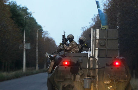Украинские военнослужащие на бронетранспортере.