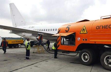  Заправка самолета в аэропорту.