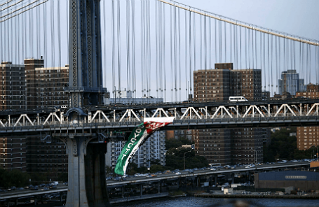 Флаг в поддержку Палестины на Манхэттенском мосту, Нью-Йорк.