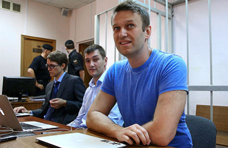 Оппозиционер Алексей Навальный и его брат Олег (справа налево) перед заседанием в Замоскворецком суде.