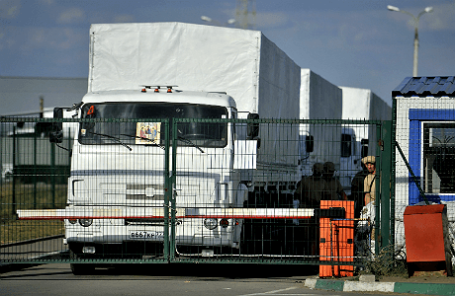 Колонна автомобилей с гуманитарной помощью для жителей юго-востока Украины на российско-украинской границе на КПП «Донецк».
