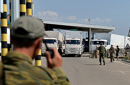 Колонна автомобилей с гуманитарной помощью для жителей юго-востока Украины во время прохождения российско-украинской границы на КПП «Изварино», 22 августа 2014.