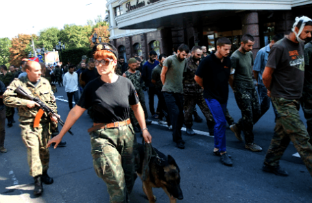 Акция в День независимости Украины в Донецке. Пленные военнослужащие украинской армии проходят по центру города в сопровождении вооруженного конвоя.