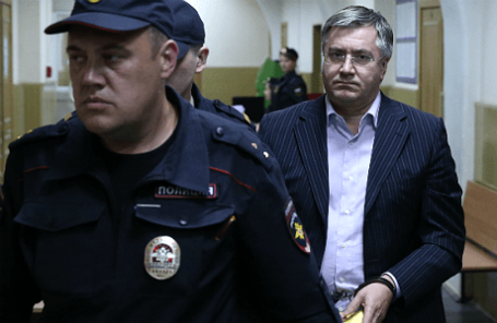 Заместитель главы Ростуризма Дмитрий Амунц (справа), задержанный по подозрению в хищении более 28 млрд рублей у Межпромбанка, перед началом рассмотрения ходатайства следствия об аресте в Басманном суде. 