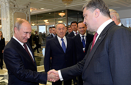 Президент России Владимир Путин и президент Украины Петр Порошенко на встрече в Минске, 26 августа 2014.