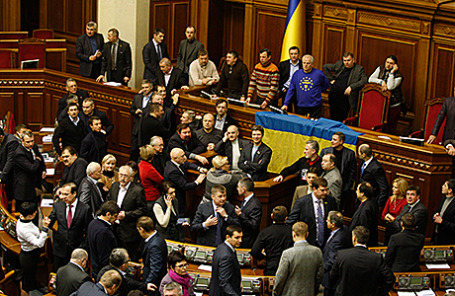 Депутаты во время заседания Верховной Рады Украины.